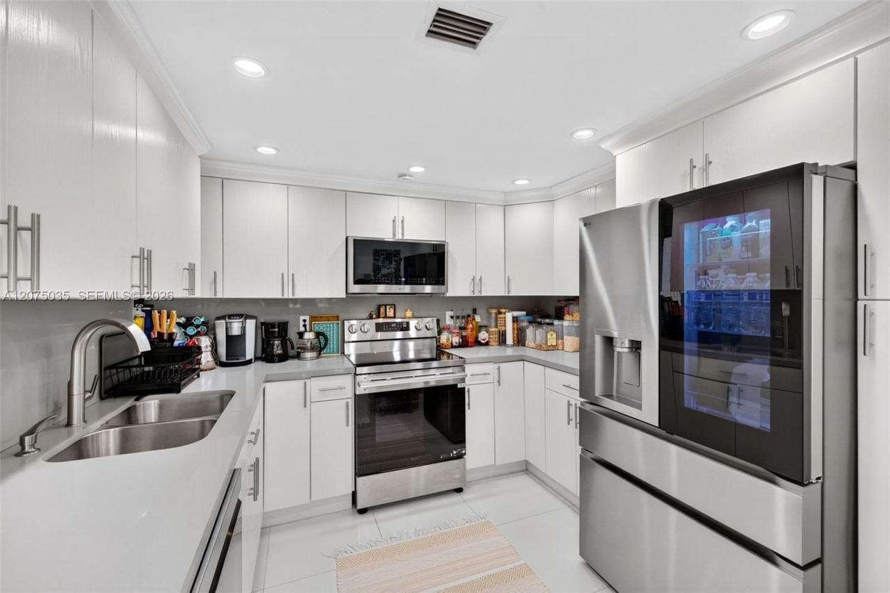 203 Poinciana Dr , Unit 103, Sunny Isles Beach, FL 33160 Photo