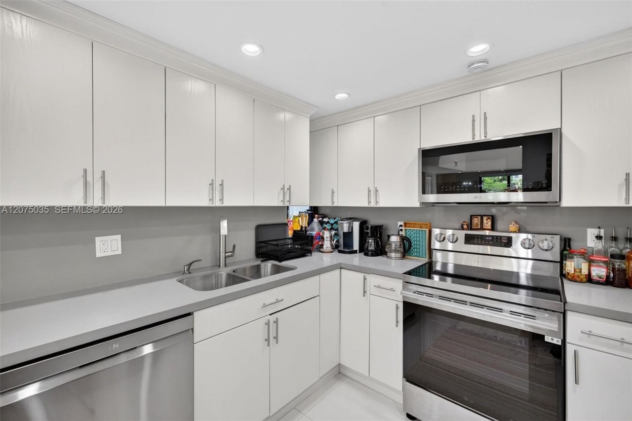 203 Poinciana Dr , Unit 103, Sunny Isles Beach, FL 33160 Photo