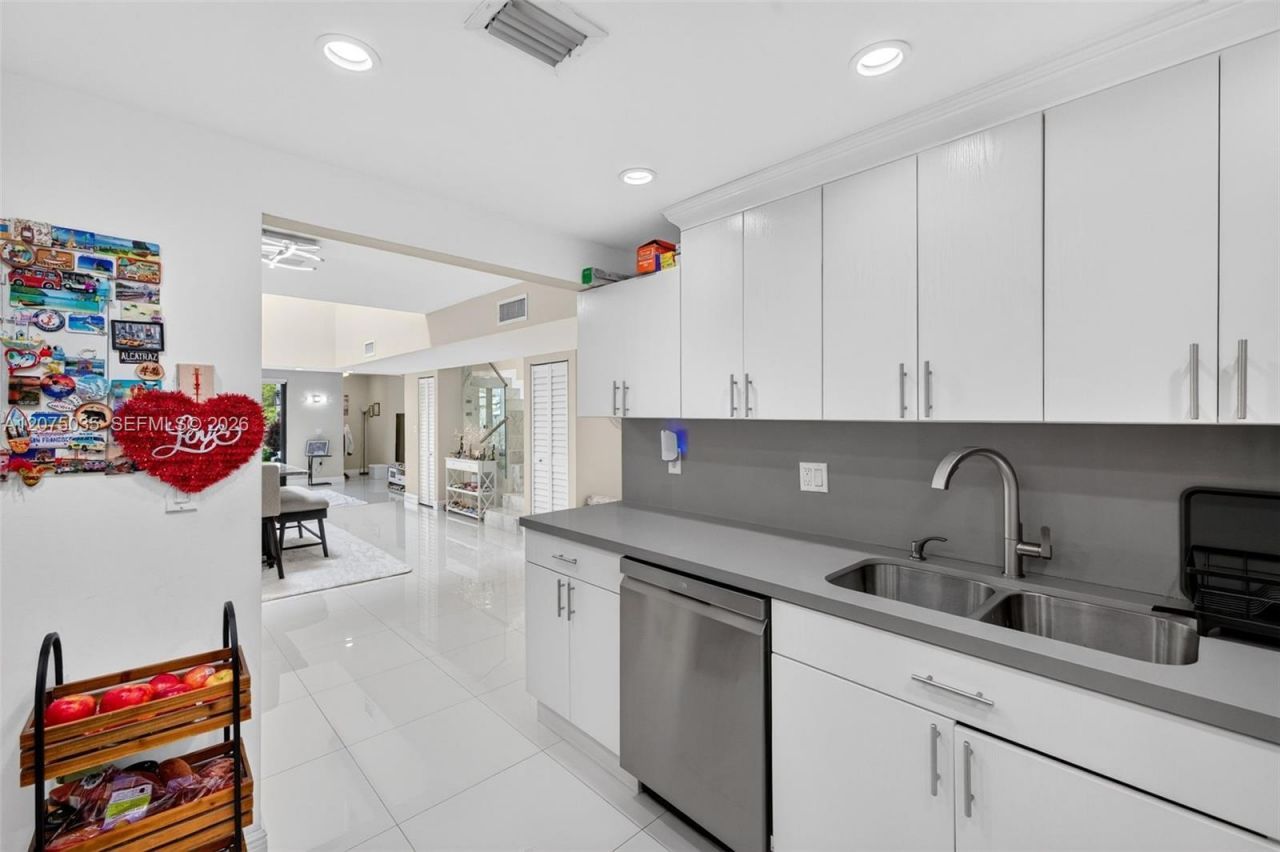 203 Poinciana Dr , Unit 103, Sunny Isles Beach, FL 33160 Photo
