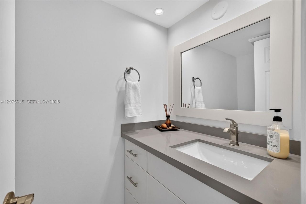 203 Poinciana Dr , Unit 103, Sunny Isles Beach, FL 33160 Photo