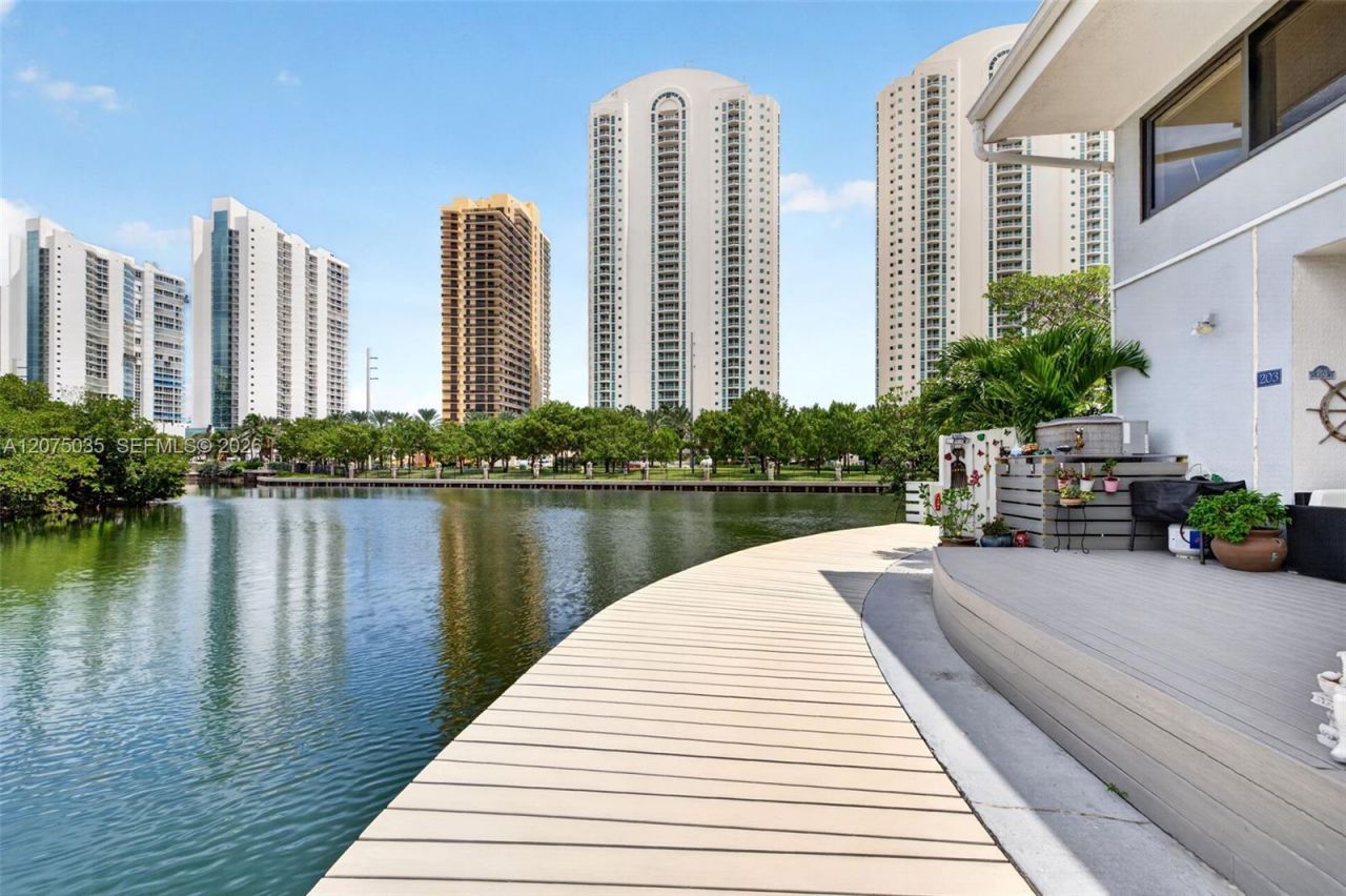 203 Poinciana Dr , Unit 103, Sunny Isles Beach, FL 33160 Photo