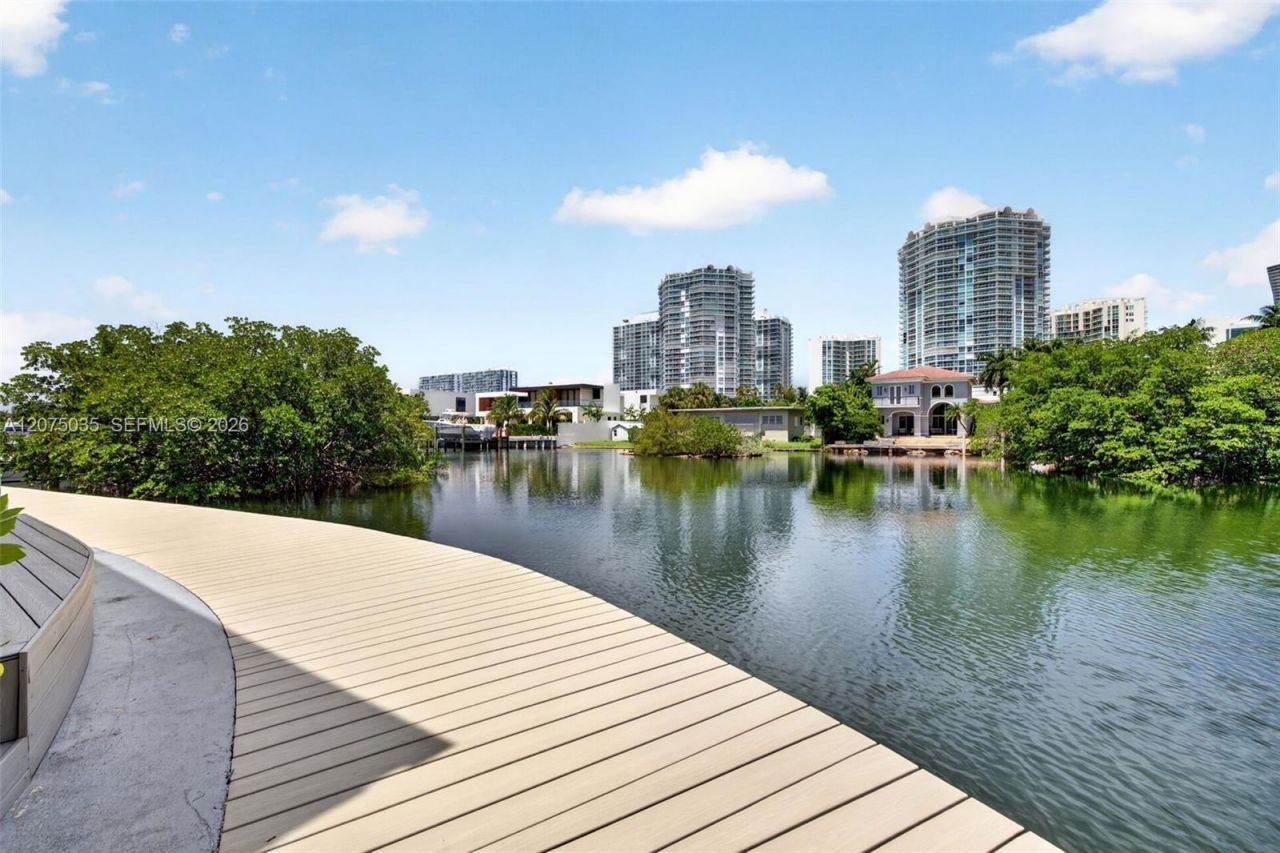 203 Poinciana Dr , Unit 103, Sunny Isles Beach, FL 33160 Photo