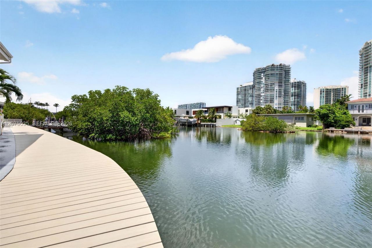 203 Poinciana Dr , Unit 103, Sunny Isles Beach, FL 33160 Photo