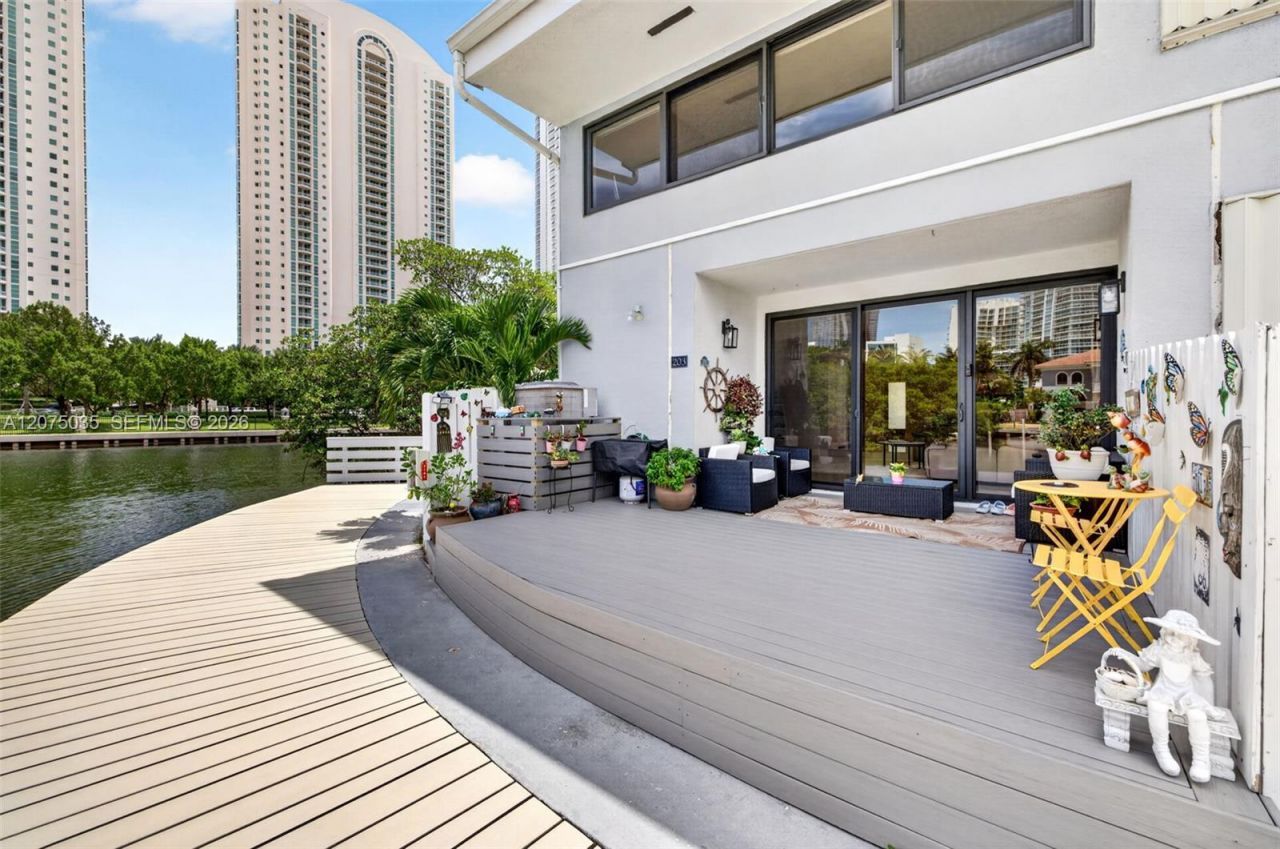 203 Poinciana Dr , Unit 103, Sunny Isles Beach, FL 33160 Photo