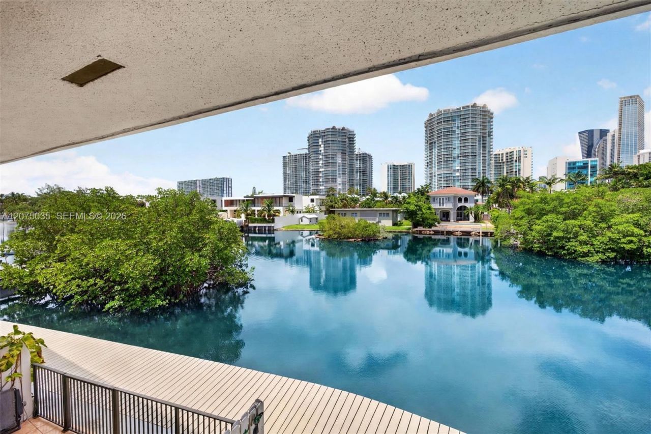 203 Poinciana Dr, Unit 103, Sunny Isles Beach, FL 33160 Photo