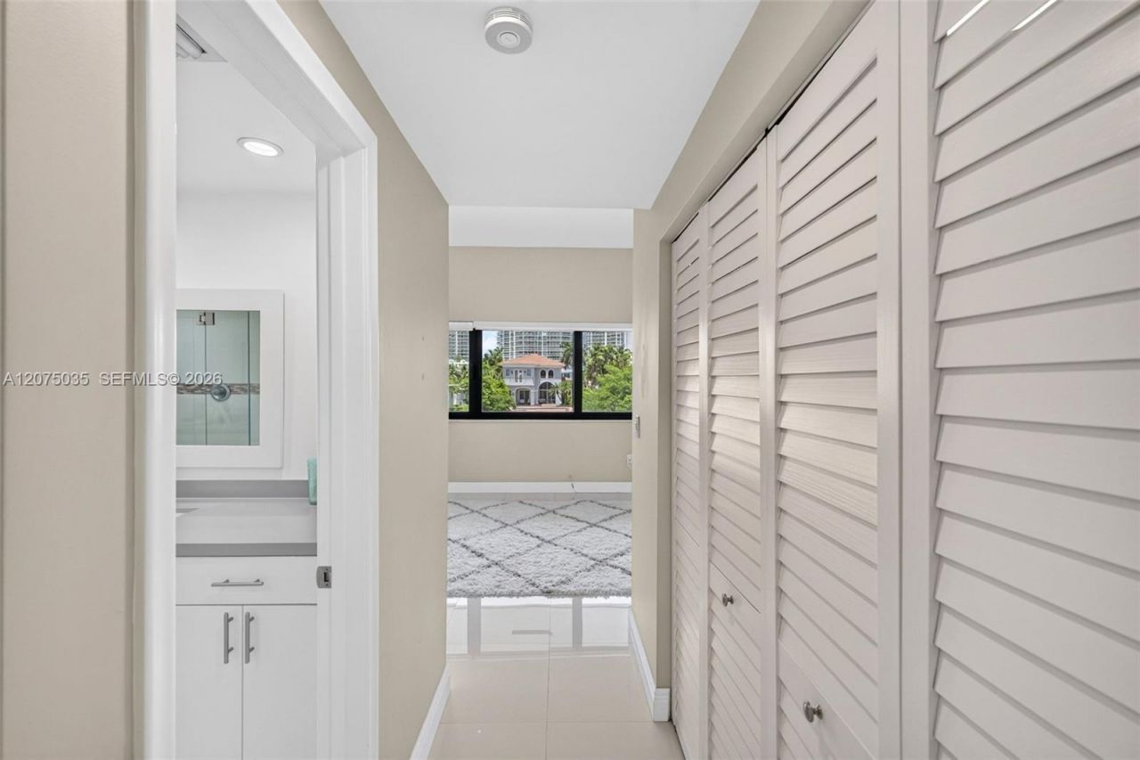 203 Poinciana Dr , Unit 103, Sunny Isles Beach, FL 33160 Photo