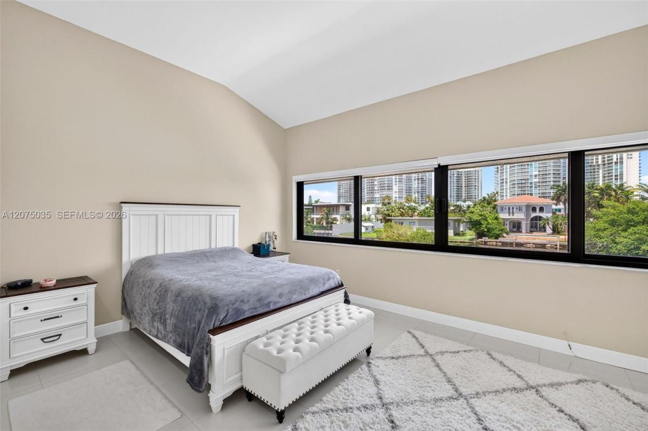 203 Poinciana Dr , Unit 103, Sunny Isles Beach, FL 33160 Photo