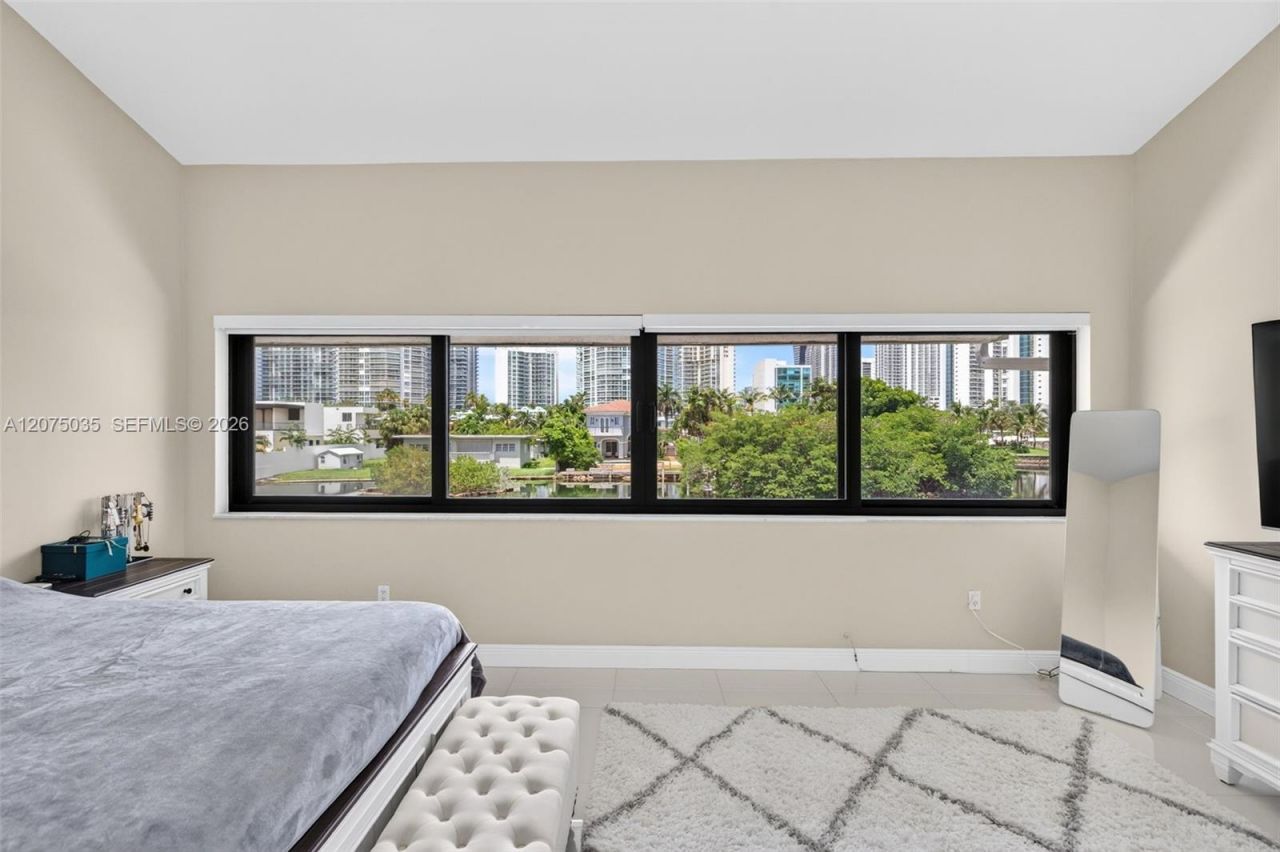 203 Poinciana Dr , Unit 103, Sunny Isles Beach, FL 33160 Photo