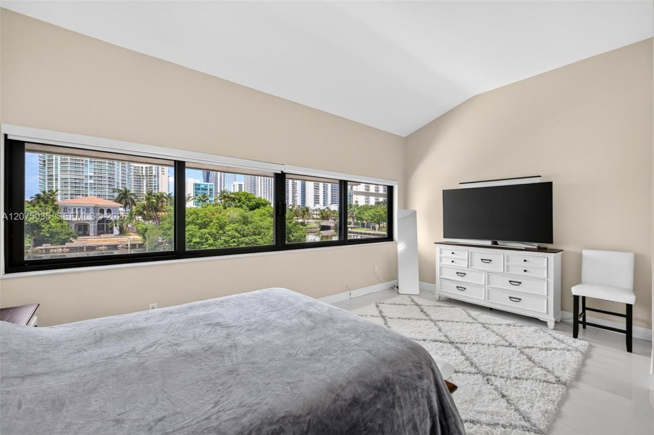 203 Poinciana Dr , Unit 103, Sunny Isles Beach, FL 33160 Photo