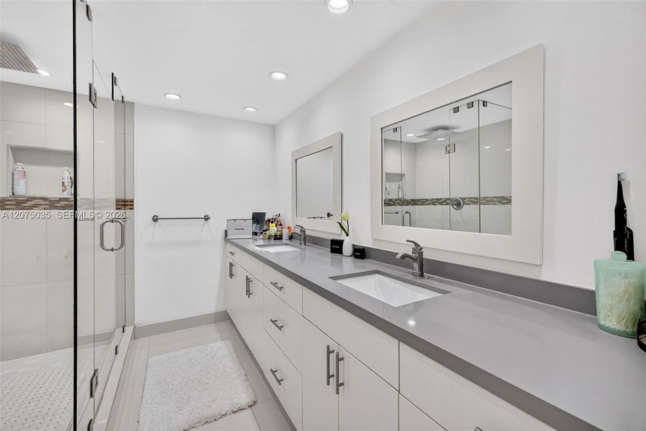 203 Poinciana Dr , Unit 103, Sunny Isles Beach, FL 33160 Photo