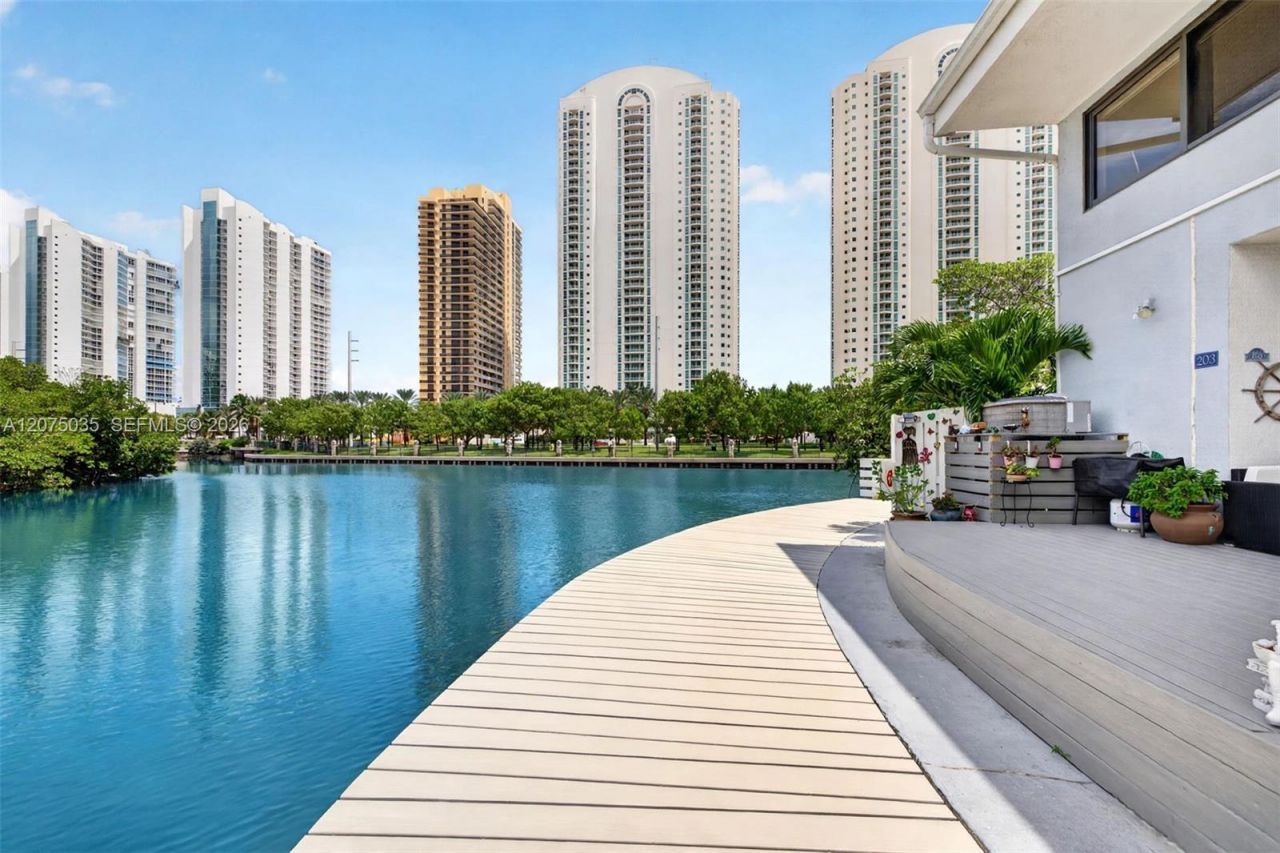 203 Poinciana Dr, Unit 103, Sunny Isles Beach, FL 33160 Photo