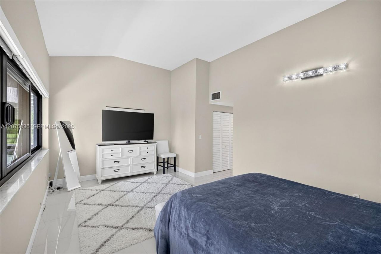 203 Poinciana Dr , Unit 103, Sunny Isles Beach, FL 33160 Photo