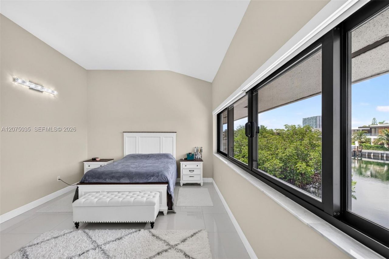 203 Poinciana Dr , Unit 103, Sunny Isles Beach, FL 33160 Photo