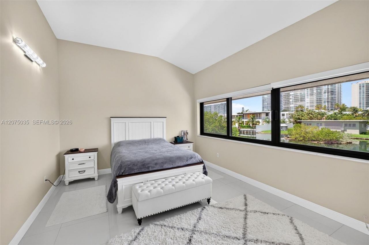 203 Poinciana Dr , Unit 103, Sunny Isles Beach, FL 33160 Photo