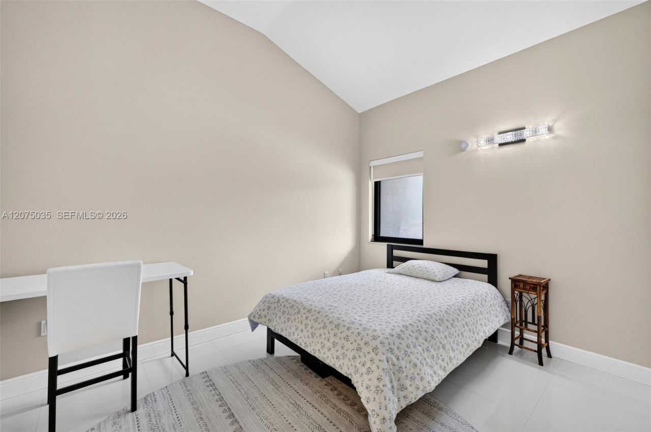 203 Poinciana Dr , Unit 103, Sunny Isles Beach, FL 33160 Photo