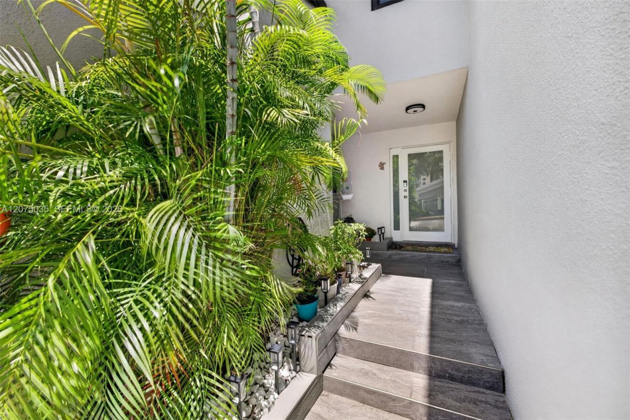 203 Poinciana Dr, Unit 103, Sunny Isles Beach, FL 33160 Photo