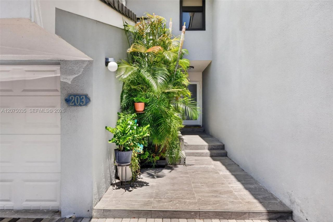 203 Poinciana Dr, Unit 103, Sunny Isles Beach, FL 33160 Photo