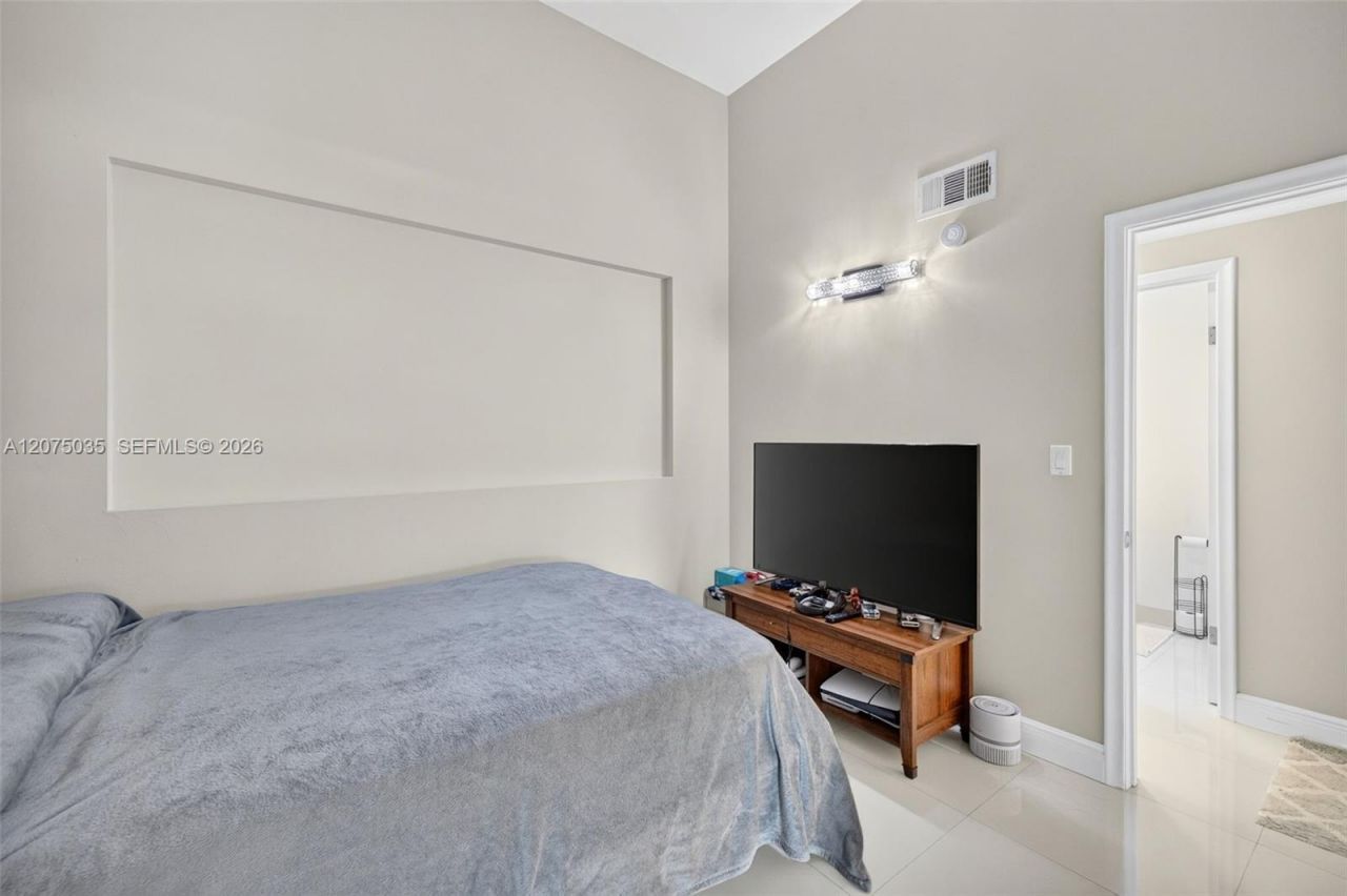 203 Poinciana Dr , Unit 103, Sunny Isles Beach, FL 33160 Photo