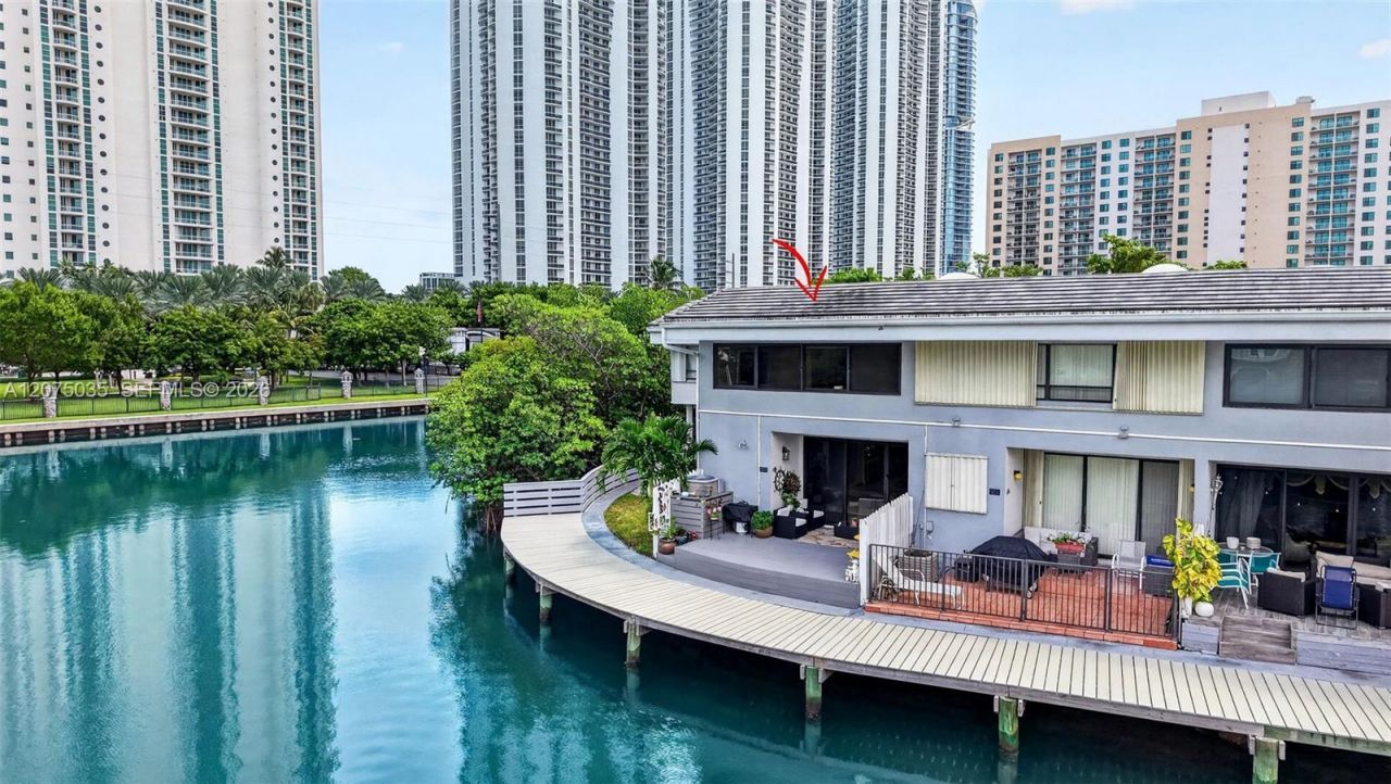203 Poinciana Dr, Unit 103, Sunny Isles Beach, FL 33160 Photo