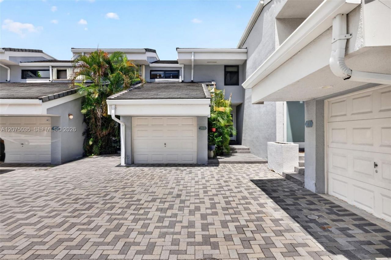 203 Poinciana Dr , Unit 103, Sunny Isles Beach, FL 33160 Photo