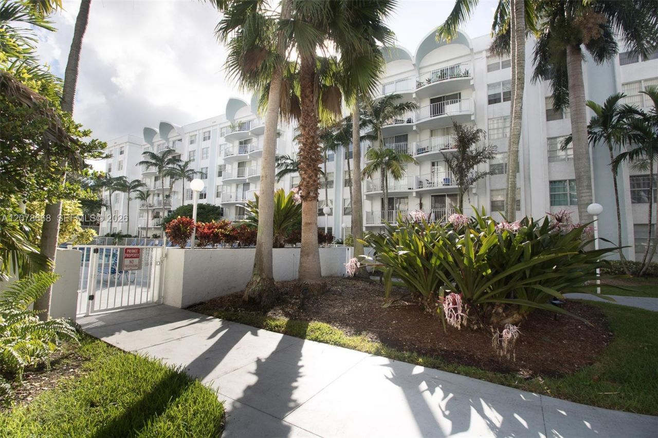486 NW 165th St Rd , Unit B-301, Miami, FL 33169 Photo