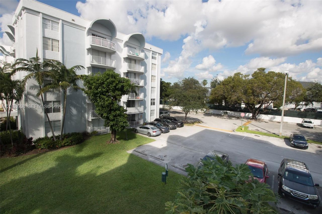 486 NW 165th St Rd , Unit B-301, Miami, FL 33169 Photo