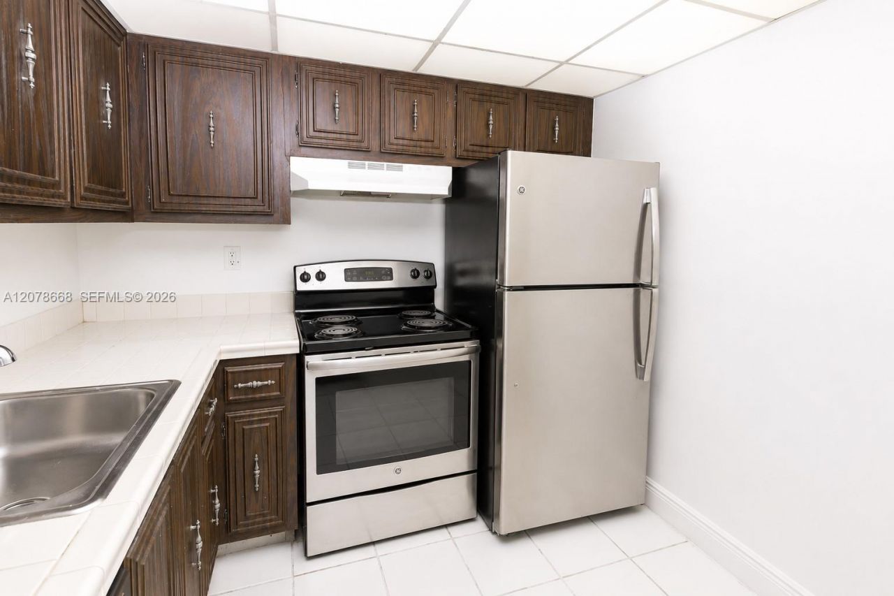 486 NW 165th St Rd, Unit B-301, Miami, FL 33169 Photo