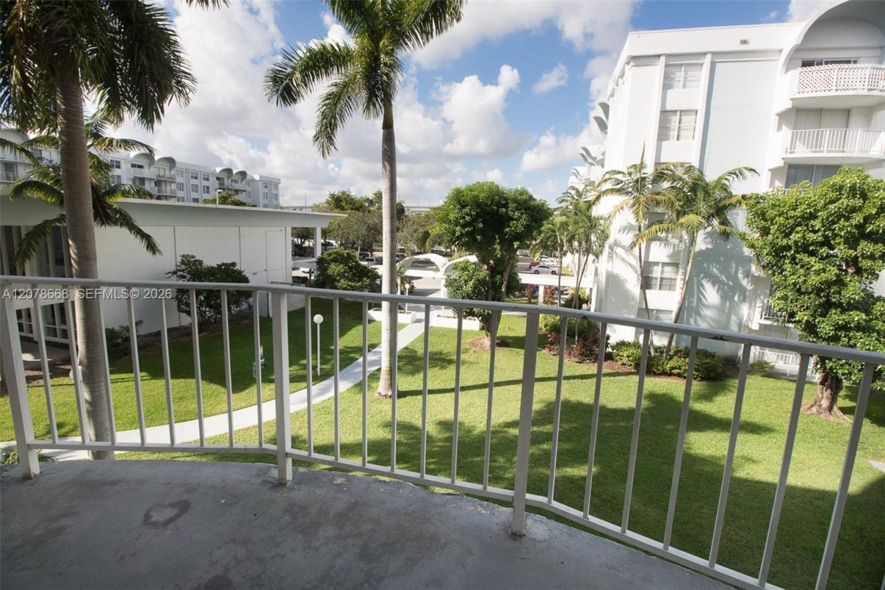 486 NW 165th St Rd , Unit B-301, Miami, FL 33169 Photo