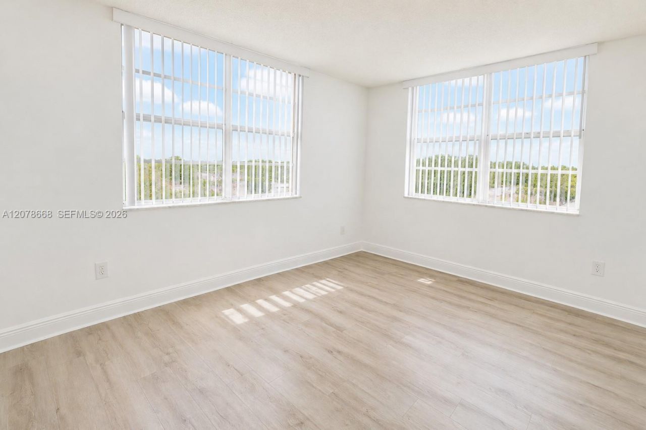 486 NW 165th St Rd, Unit B-301, Miami, FL 33169 Photo