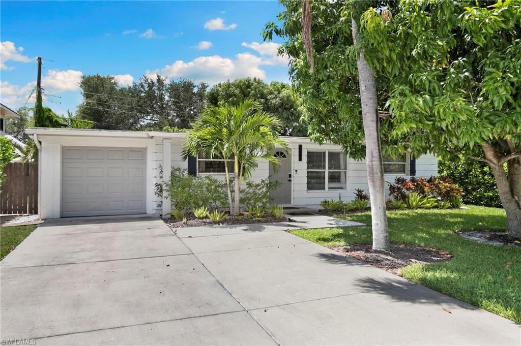 2160 Holiday Ln, Naples, FL 34104 Photo
