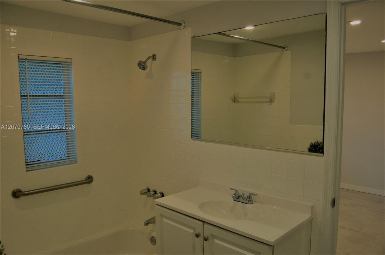 2140 SW 25th St , Unit 2140, Miami, FL 33133 Photo