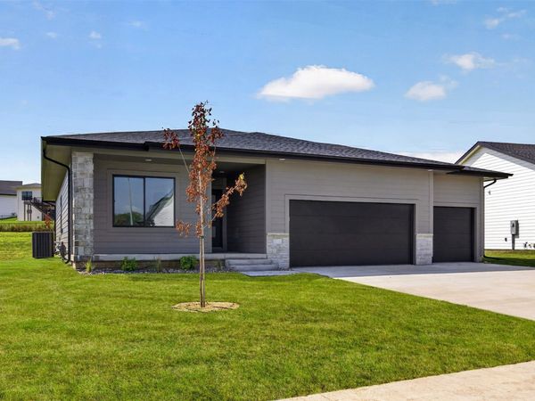 16515 Deerview Drive, Urbandale, IA 50323