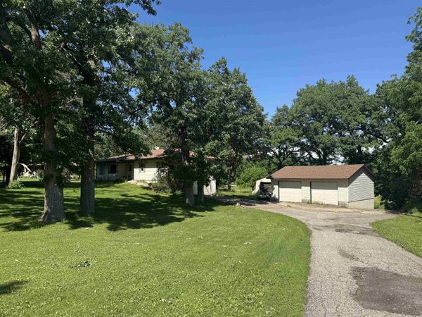 1826 Cedar View Road, Charles City, IA 50616