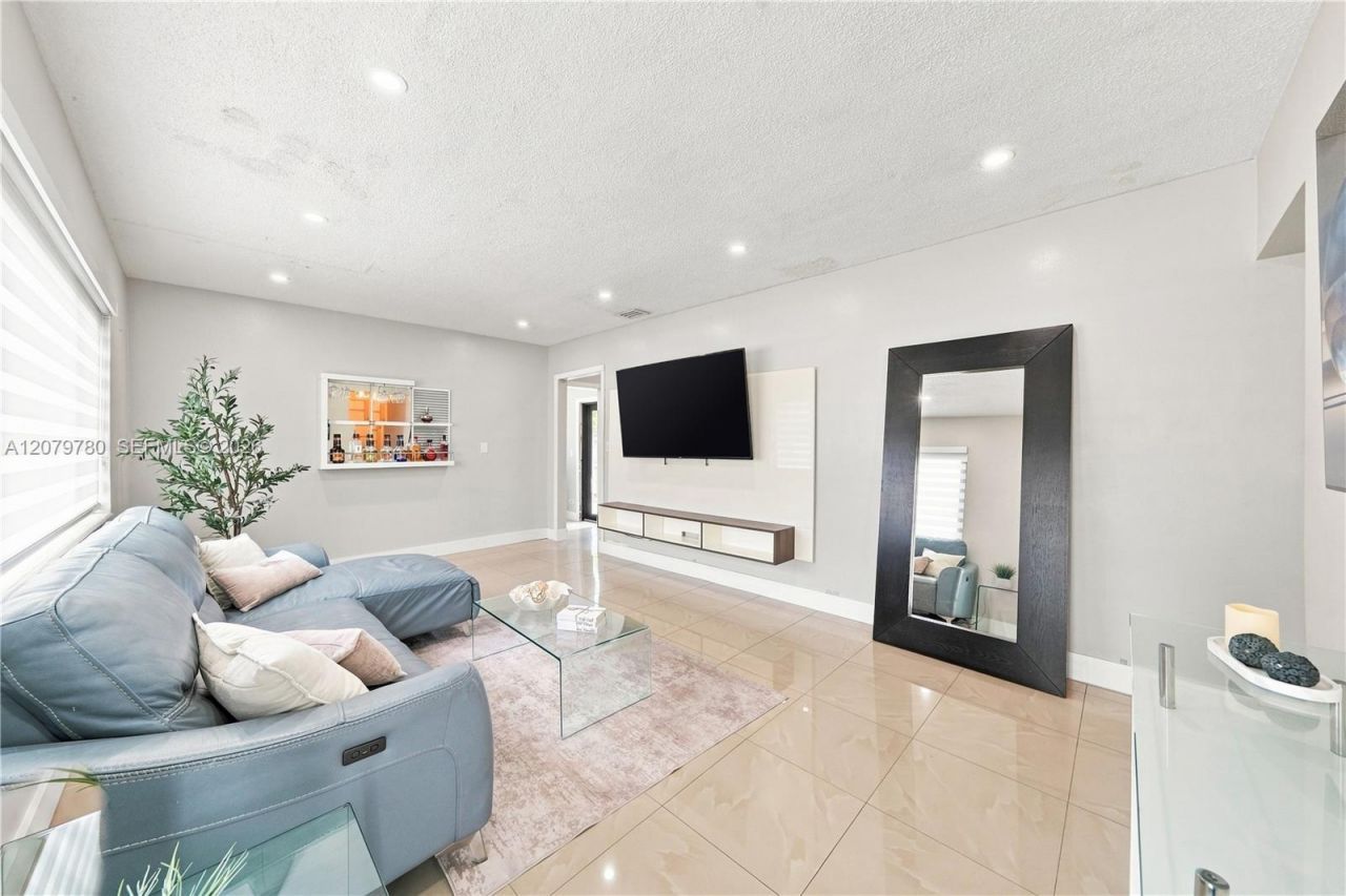4041 W 8th Ave , Hialeah, FL 33012 Photo