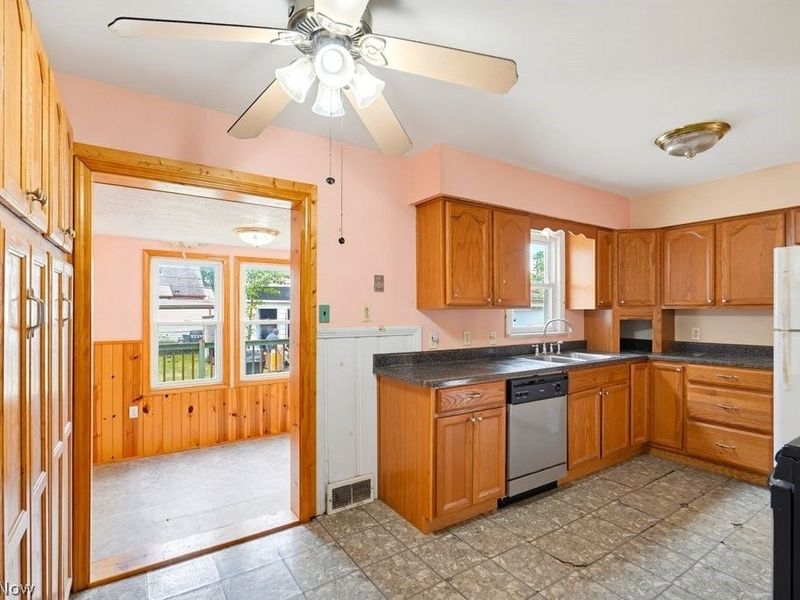 11102 Park Heights Avenue, Garfield Heights, OH 44125 Photo 8