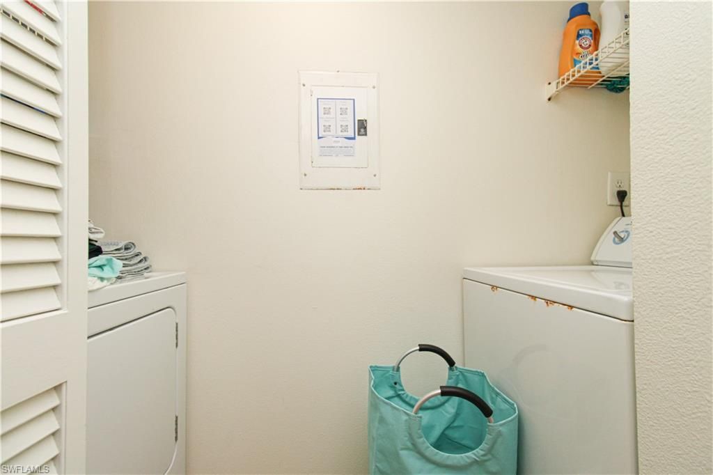 41 High Point Cir S, Unit 303, Naples, FL 34103 Photo