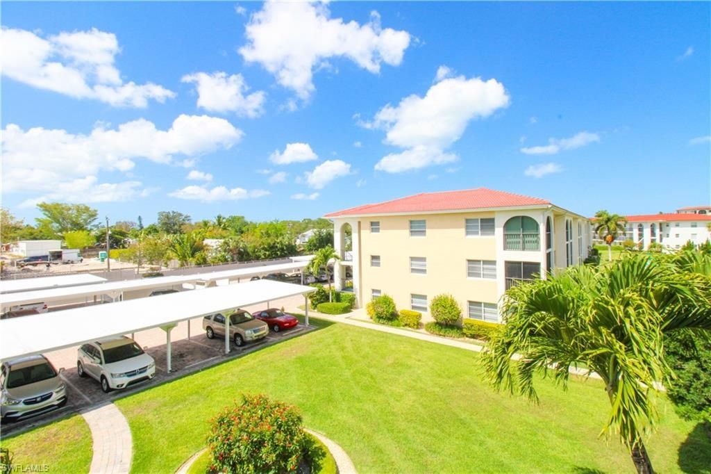 41 High Point Cir S, Unit 303, Naples, FL 34103 Photo