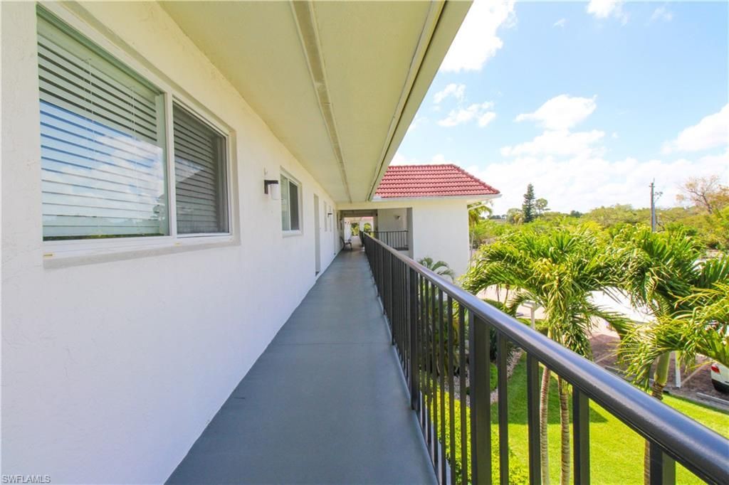 41 High Point Cir S, Unit 303, Naples, FL 34103 Photo