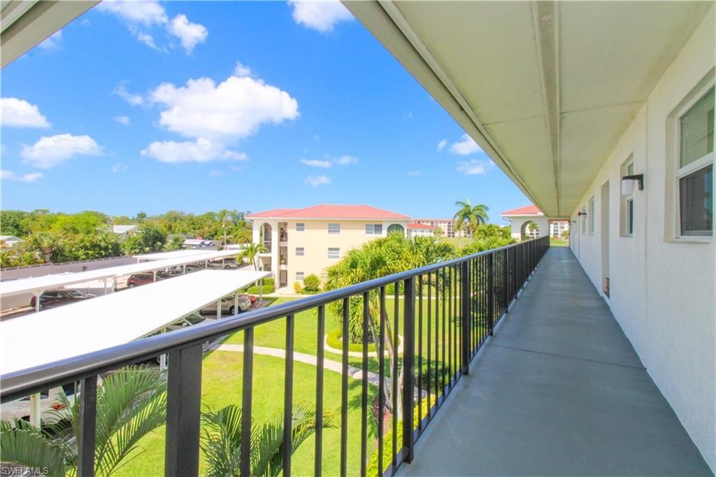 41 High Point Cir S, Unit 303, Naples, FL 34103 Photo