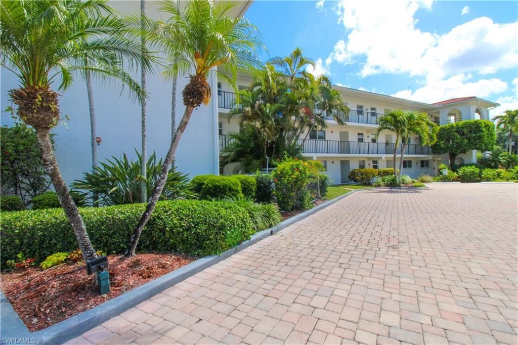 41 High Point Cir S, Unit 303, Naples, FL 34103 Photo