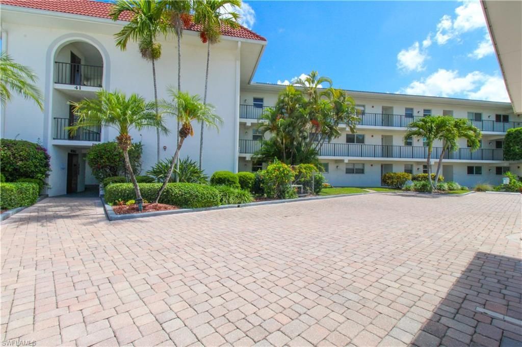 41 High Point Cir S, Unit 303, Naples, FL 34103 Photo