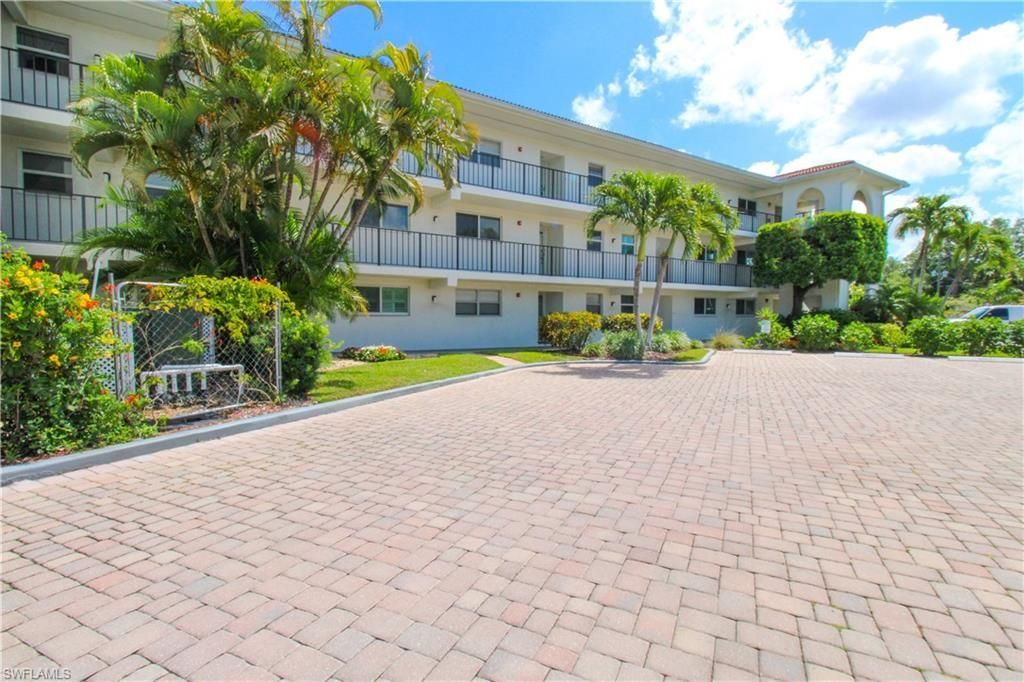 41 High Point Cir S, Unit 303, Naples, FL 34103 Photo