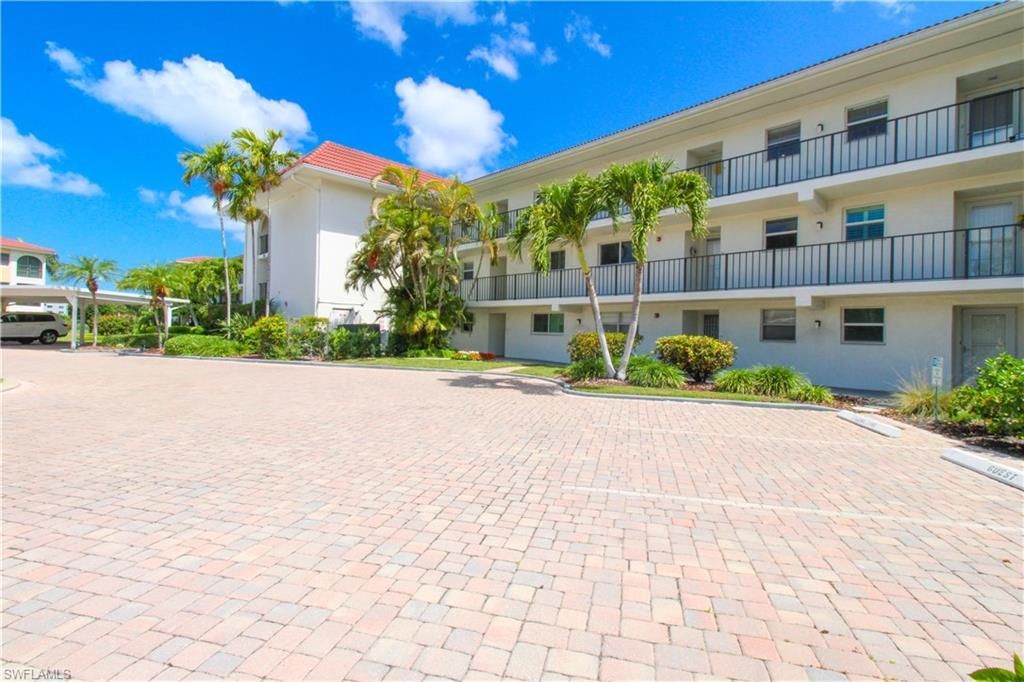 41 High Point Cir S, Unit 303, Naples, FL 34103 Photo