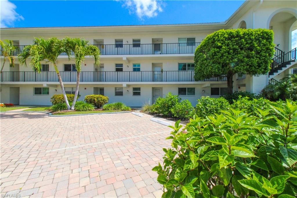 41 High Point Cir S, Unit 303, Naples, FL 34103 Photo