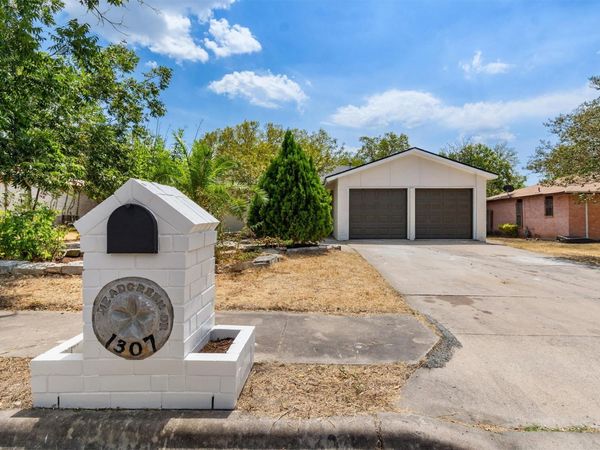 1307 Meadgreen DR , Austin, TX 78758