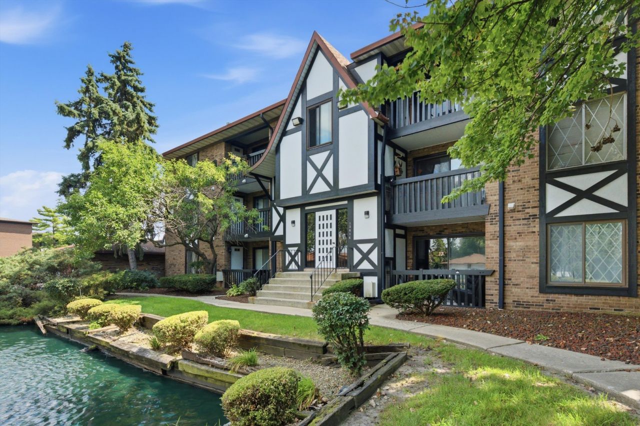 13616 Royal Court, Unit 208, Crestwood, IL 60418 Main Photo