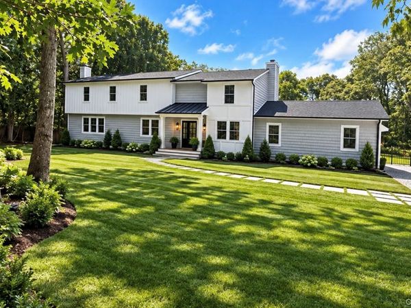 8 Hidden Path, Quogue, NY 11959
