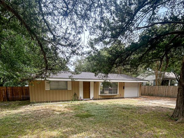 909 Dennis , Leesville, LA 71446