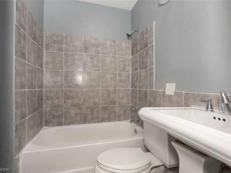 11429 Lardet Avenue, Cleveland, OH 44104 Photo 22