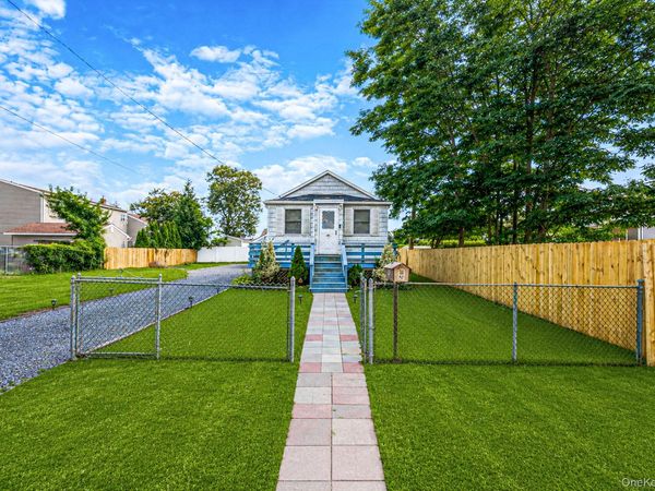 16 Elwin Place , Copiague, NY 11726